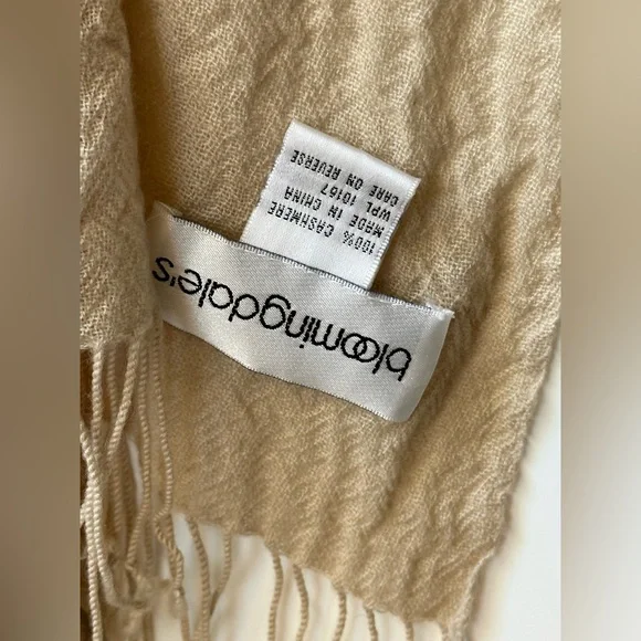 100% Cashmere Bloomingdale’s Textured Pale Pink Shawl, Wrap
